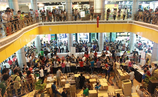 People line up waiting for purchase of discount products at the Saigon Tax Trade Center on August 20 (Photo: SGGP) People line up waiting for purchase of discount products at the Saigon Tax Trade Center on August 20 (Photo: SGGP)